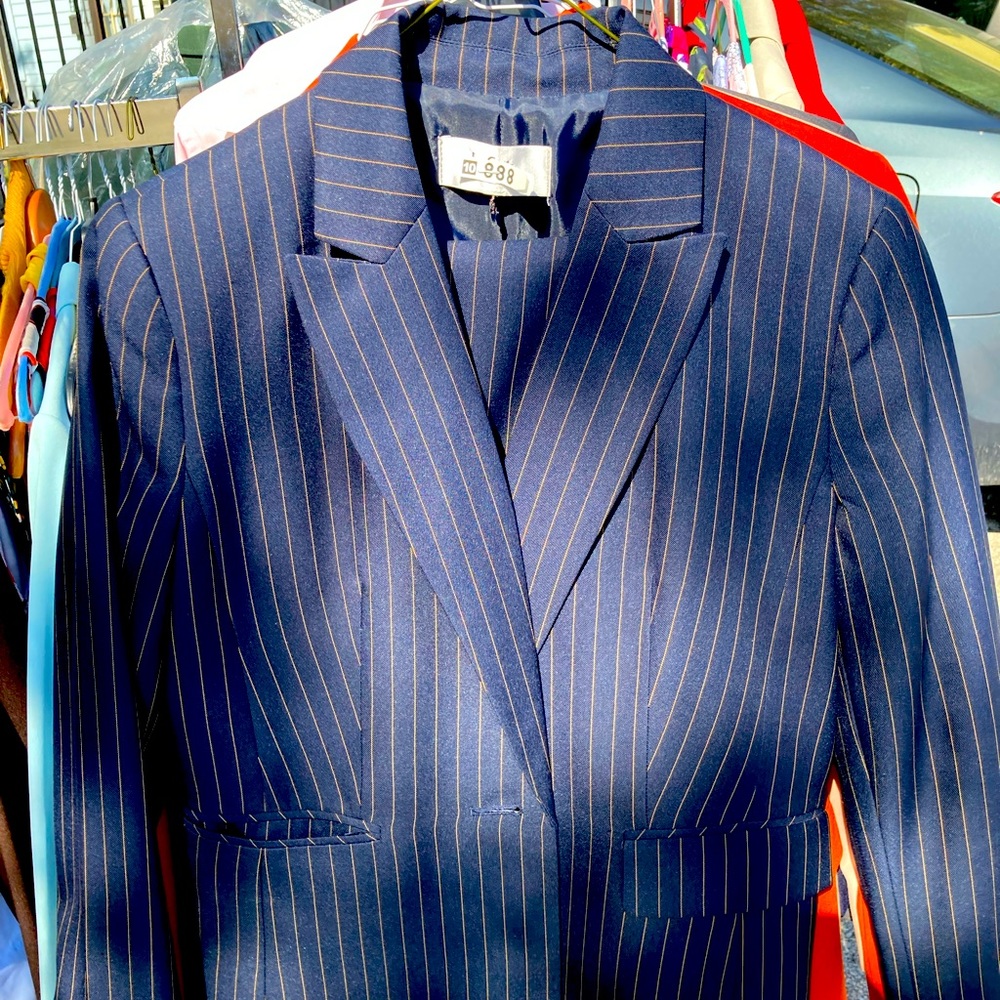 Two women’s pant le suit  set size 8 great condition